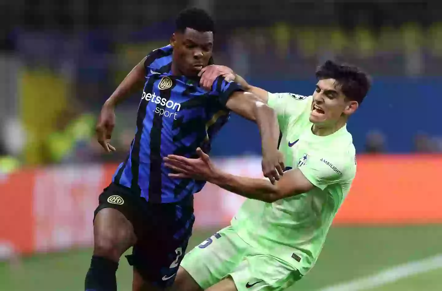 Dumfries could fight Gerard Martin for a place on the back left in Barcelona next season. (Image: Getty)