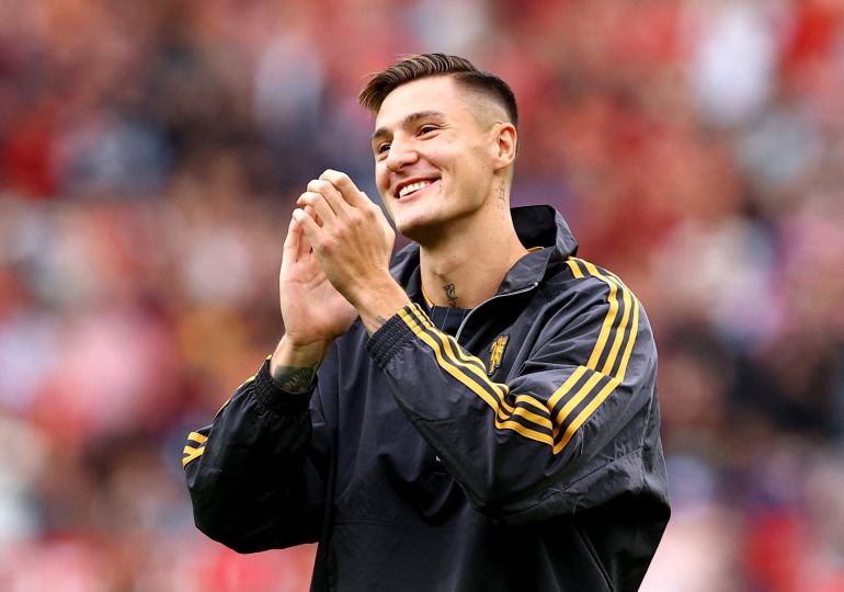 The new Manchester United player, Benjamin Sesko, applauds fans before the friendly match of pre-season against Fiorentina