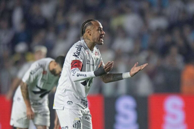 Neymar faces the fan while Santos is defeat to sit in the Brazilian relegation zone of Serie B