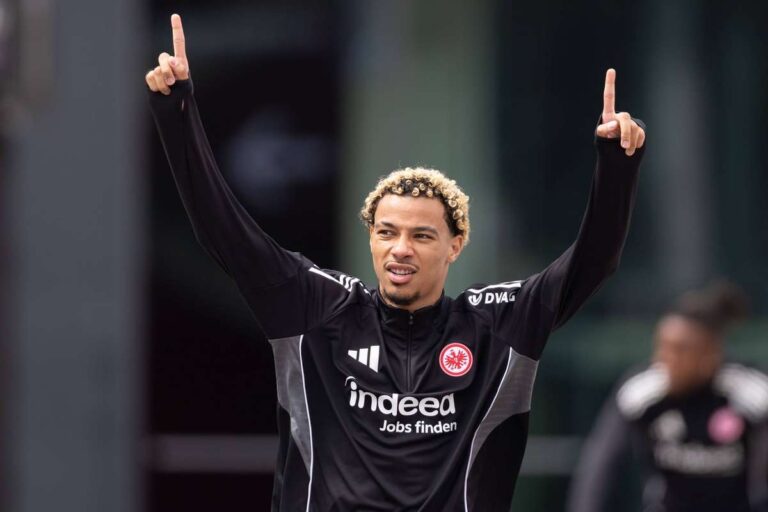 Liverpool announces the signature of the Frankfurt striker Hugo Ekitike
