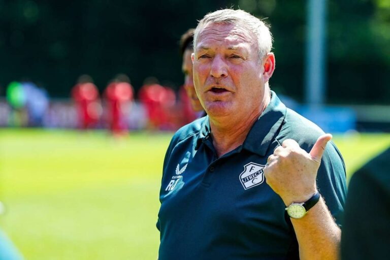 Ron Jans smiled all after a strong first leg victory in Moldova: “I won’t do that tonight!”