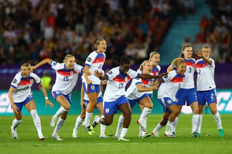 The players of England and Sweden rented each other despite the criticisms on penalties