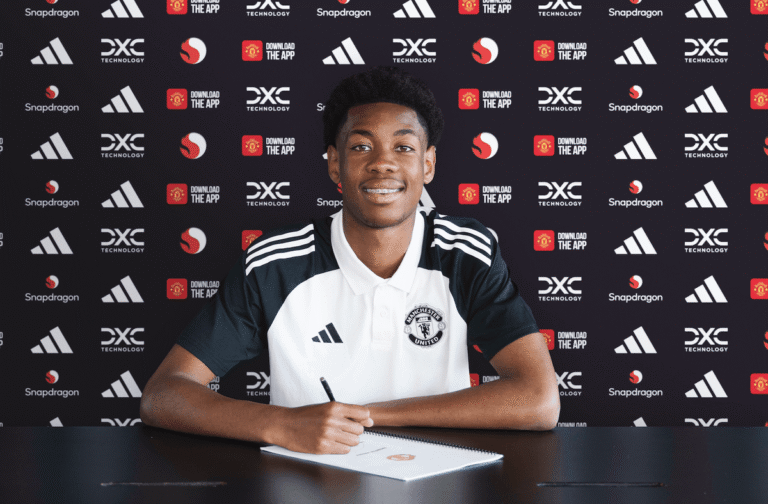 Manchester United signs the teenager Enzo Kana-Biyik attacker, will be ready
