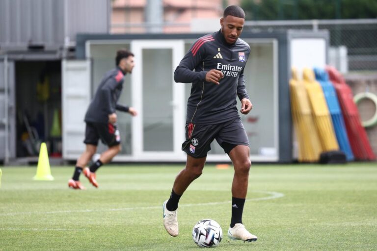 Kick off the friendly match between Lyon and Bayern Munich delayed for 10 minutes